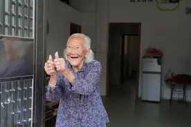 一双巧手接生300多名婴儿，首批孩子已四代同堂！图片