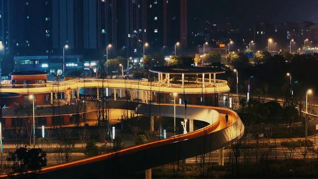 白天能量满满，晚上赛博朋克！射洪这个地方不得了