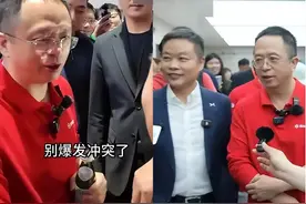 雷军缺席，周鸿祎成上海车展“最忙车模”！小米没有发布会，没有新车，但雷军送礼物还是让小米展台人气爆棚图片