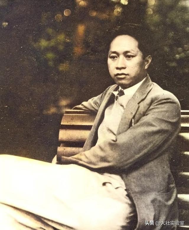 李鹏总理儿媳罕见留影，五官端正长相大气，爷爷功勋卓著比肩元帅