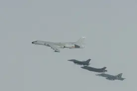 罚酒摆上桌，中国战轰在美自由巡航，北约32国发话：不许破坏现状图片