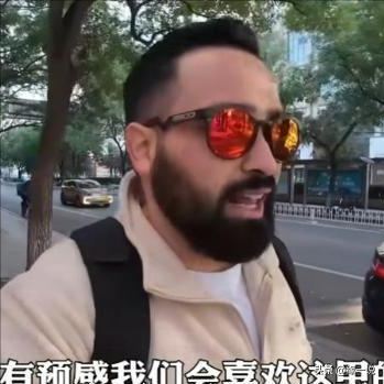 美国博主首次来到中国旅游，一天后竟说：中国到处都充满“危险”