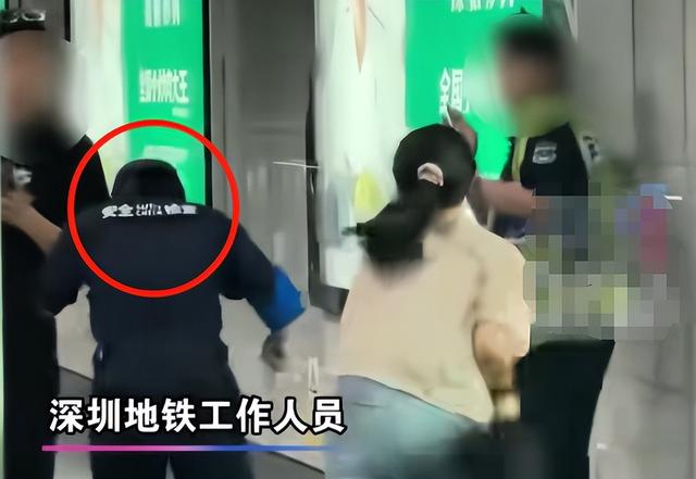 女子地铁追打安检员后，恶心一幕出现，女安检好心劝阻遭质疑