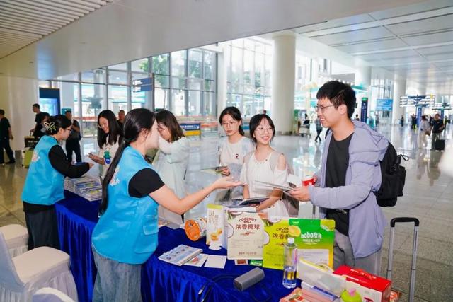 开学季 | 海口五大站点热情迎新 青春启新程！