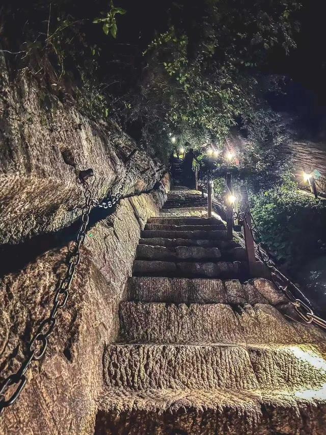 5个观景台+凌晨4点的日出：华山的险，藏着让人尖叫的光影密码