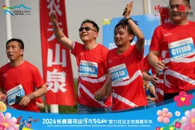 长春莲花山半马特写：50名盲人和聋人跑者逐梦莲花山图片