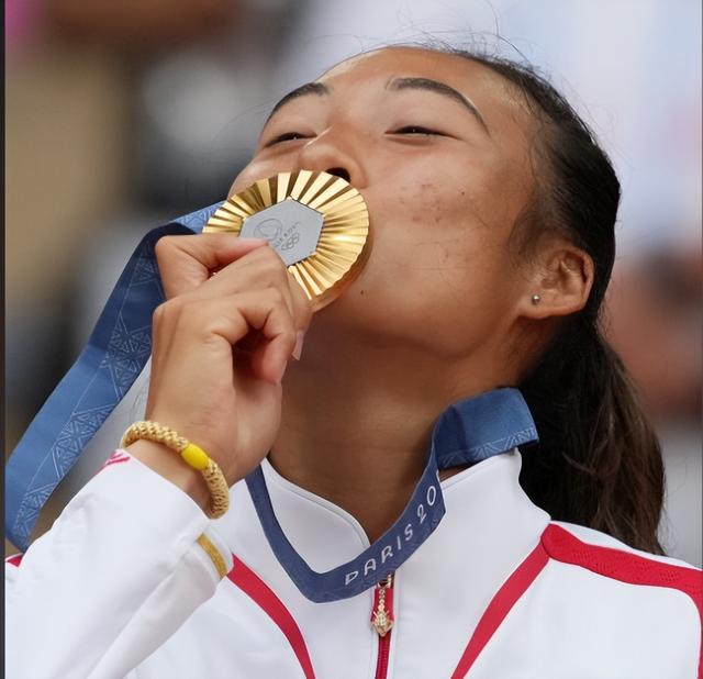 连续退赛80天，郑钦文再破天花板，让李娜和整个网坛“沉默”了