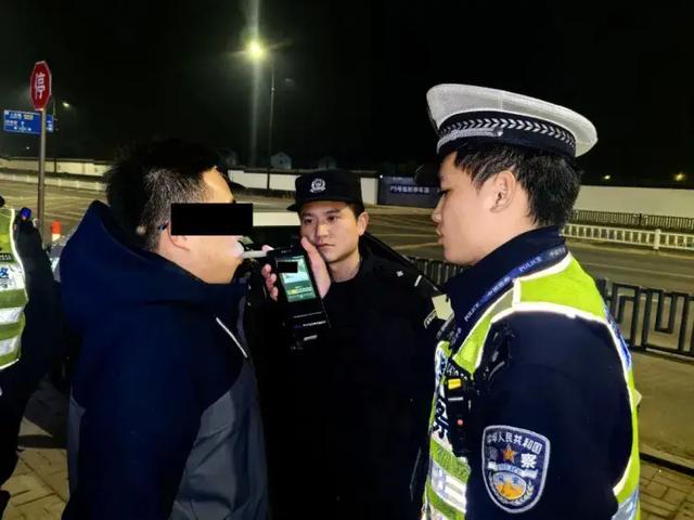 浙江男子急得报警:吃个晚饭车没了!警方到场一看:抓起来