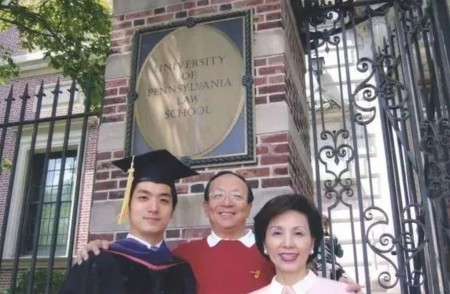 蒋介石曾孙，蒋家第四代中唯一活跃政坛的，长相帅气，今年46岁