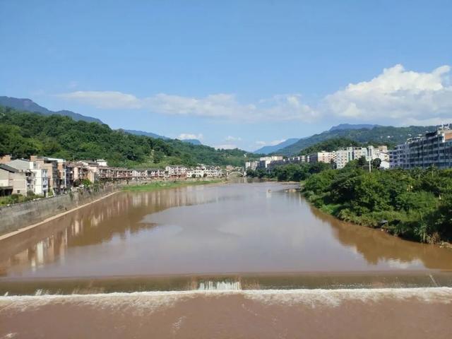沿合（江）习（水）公路，跨越川黔边界