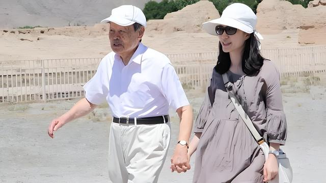 杨振宁告别仪式上，49岁翁帆近照曝光，原来杜致礼亲妹真的没说错