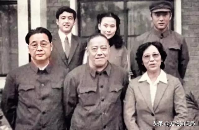 李鹏总理儿媳罕见留影，五官端正长相大气，爷爷功勋卓著比肩元帅