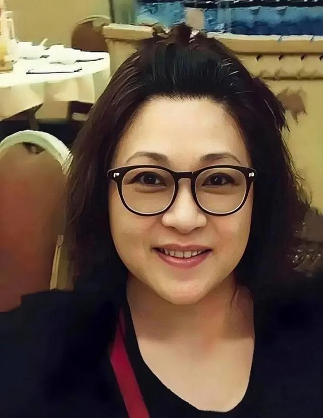 李连杰前妻黄秋燕，用双手纹出幸福人生