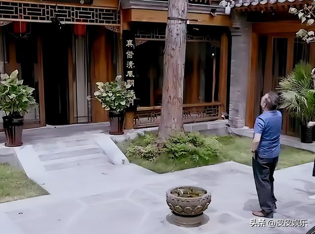 事实证明，被传卖掉上亿豪宅移民美国的王刚，已经走上另一条大道