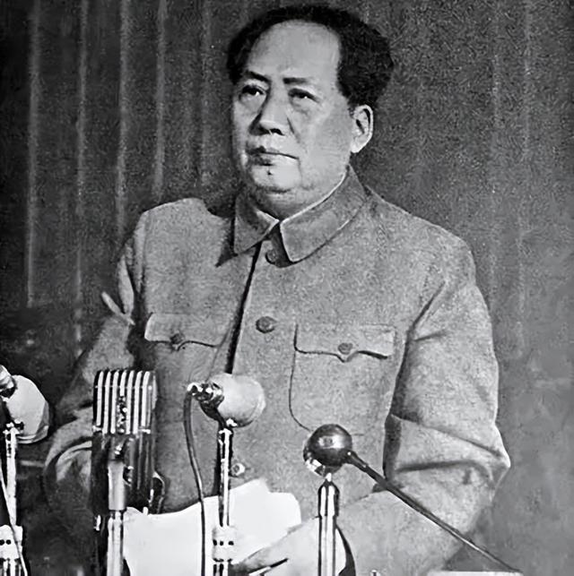 王蒙写小说抨击党内官僚主义却被猛批，毛主席力保：中央也有坏人