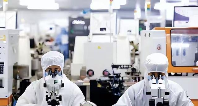 马斯克预言成真！全球抢购中国变压器，美国加税104%反被卡脖子