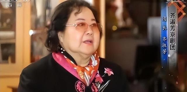 吃里爬外，永不回国？她带领30名演员选择留美，如今年过花甲归来