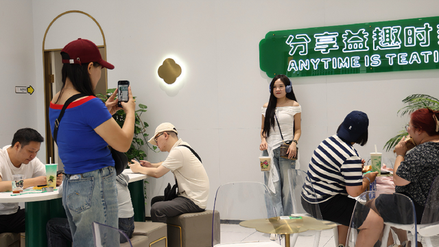 河口口岸暑期入境客流持续攀升 跨境旅游助推口岸流量增长