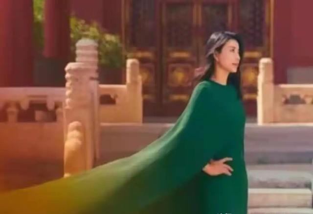 郭晶晶被特批在故宫拍摄的杂志封面，散发出来的气场，太震撼了