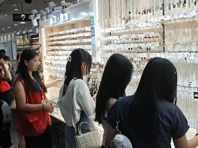 柬埔寨旅行团打卡春熙路！都买了啥？