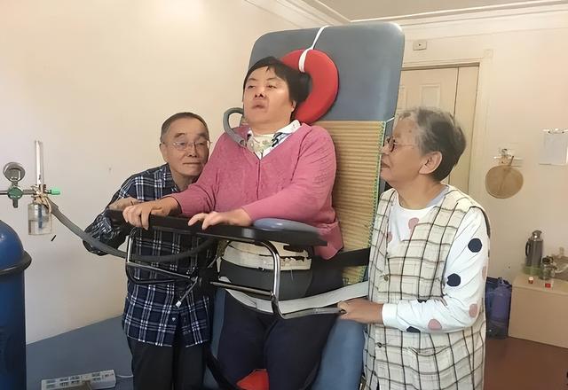 清华铊中毒受害人朱令下葬，墓碑上12个字意难平，孙某已定居海外
