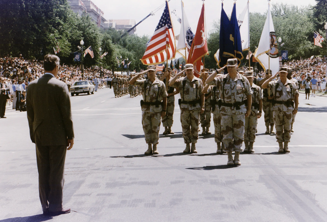 特朗普连炸7国，美防长逼中国往后退，102架次美军机分批进南海