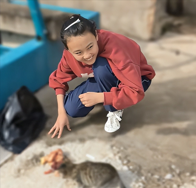 没钱还硬装？宁夏一笑成名拒绝百万签约的小女孩，现在成了这样