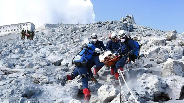 两名驴友徒步贡嘎雪山被困，一人奋力自救一人独自煎熬，结局如何