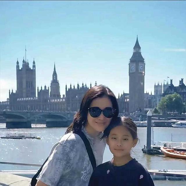梅婷跟俩娃合照 女儿跟妈妈简直太像啦 长大指定是个大美人 颜值超高