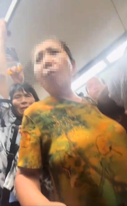 北京地铁打人大妈社死，女儿嚣张威胁拒不道歉，身份曝光难怪嚣张