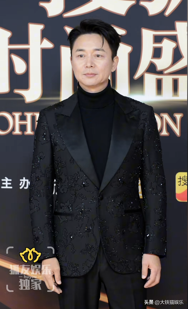 北京这一晚，55岁刘奕君秒了41岁向佐，才懂男人刚阳硬朗的魅力