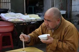 和尚们每天吃素，为何个个肥头大耳？看看他们的伙食就明白了图片