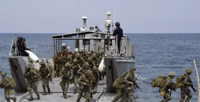 6国已派兵过南海，菲防长通告中国，不许出手，中方直接喷射水炮