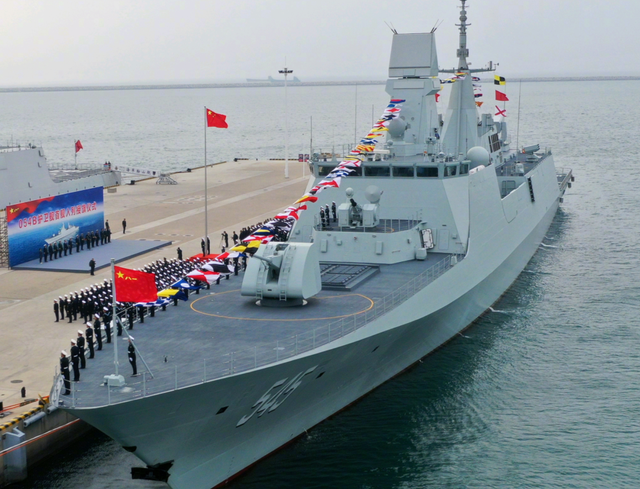 054B没堆料就不行？读懂它的核心优势，才知能否重现054A辉煌