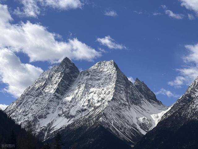 颜值不输瑞士，中国也有自己的雪山！今年冬天国内赏雪第一名！