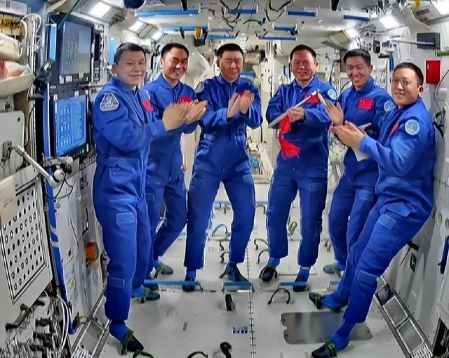 太空碎片威胁升级，神舟二十号飞船遭撞击，6名航天员能否长驻？