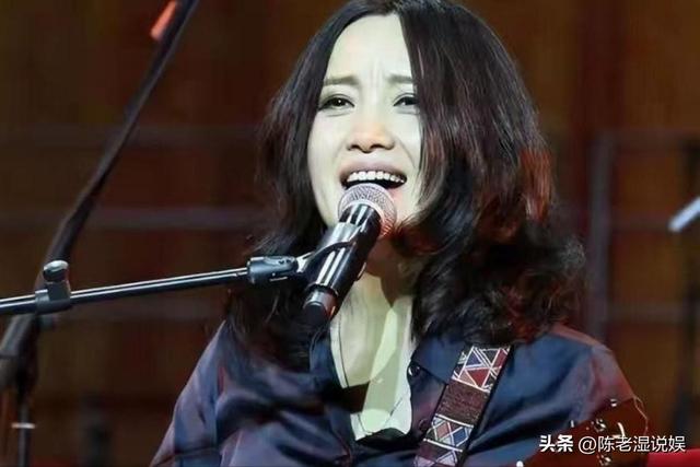 连上5次春晚，私下却和恩师同居怀孕被骗流产，今57岁依旧单身