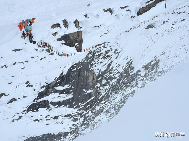 珠峰东坡国庆遇暴雪，近千徒步者连夜铲雪求生，脱险后教训要记牢