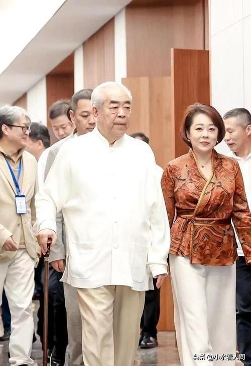 笑不活！医生解读87岁范曾生孩子	，戳穿“遮羞布”，评论区太有梗