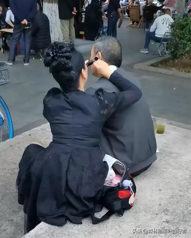 长沙公园惊现 “老年服务圈	”！低价刚需服务，姑娘边服务边唠嗑