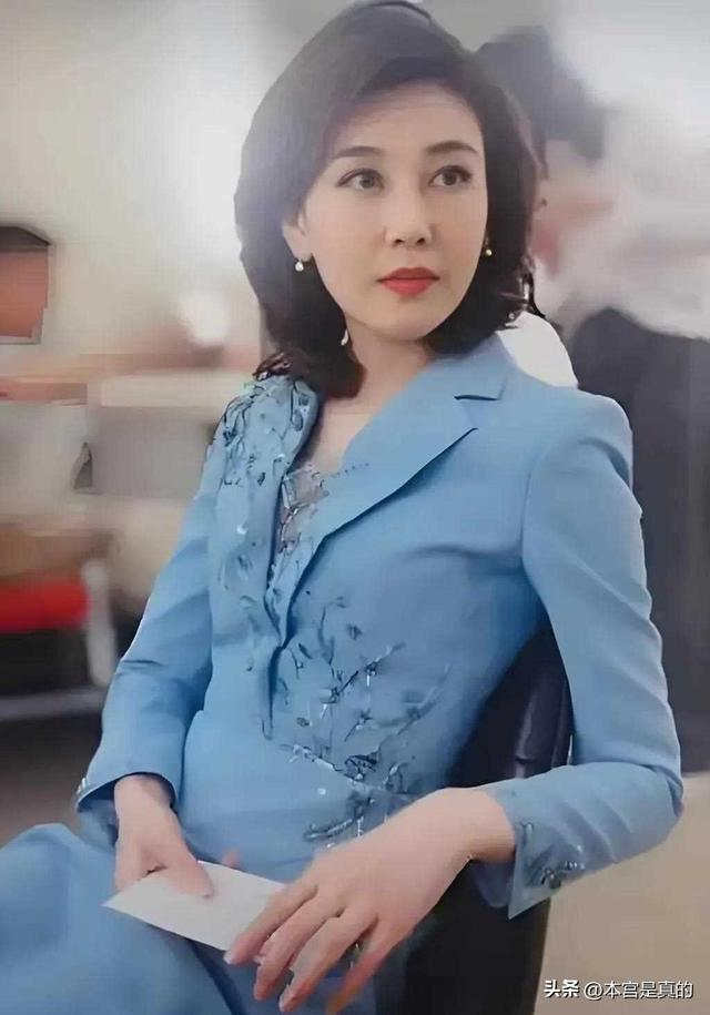 有人说，她是央视镇台之宝，也是央视第一美人，我想说周涛呢