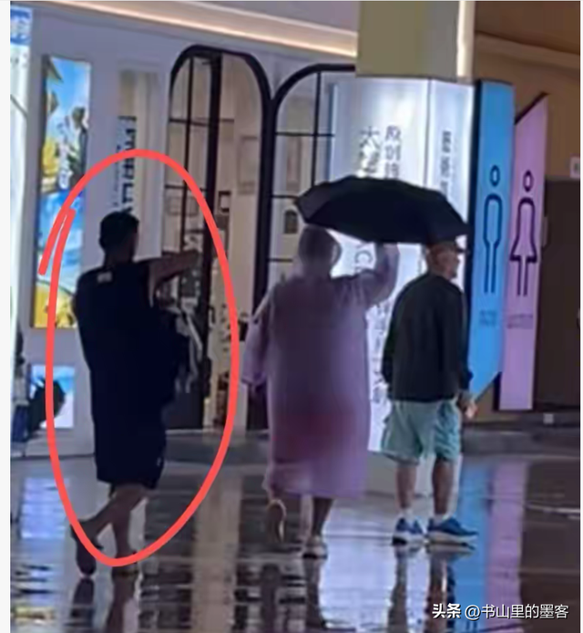 68岁赵本山现身三亚，逛街专人接待	，买太多衣服保镖快拎不动袋子