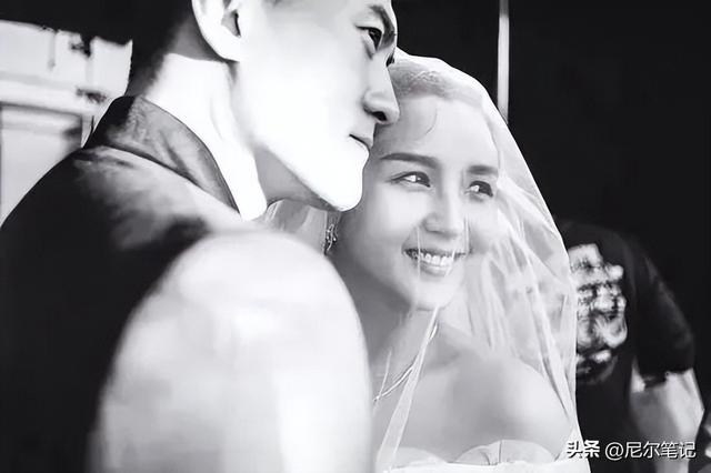 39岁何洁演唱会状态曝光，肚子三层肉腋下勒出副乳，养4娃显疲惫