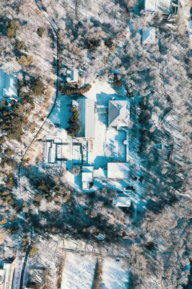 吉镜头｜雪覆红砖 水墨冬韵