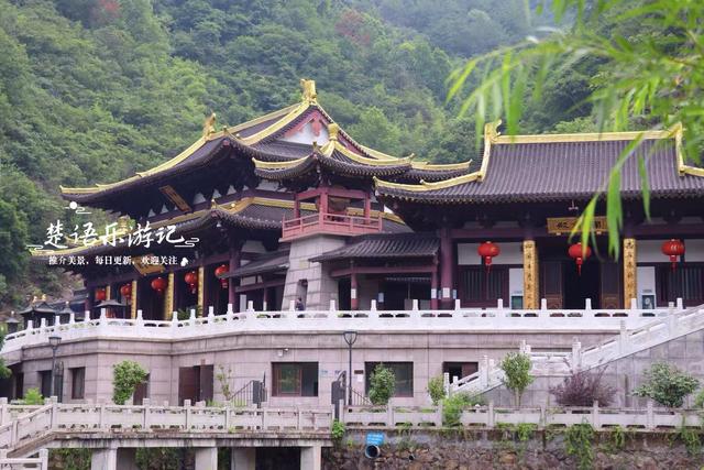 浙江宁波大青山下的宋式寺院，青山面水风光宜人，适合观景与休闲