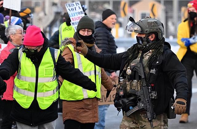 美国执法暴力引争议	，3名前总统出山，不到24小时，白宫退让了？