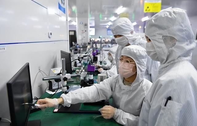 轮到美国被“垄断”了！“芯片之父”弃美回国，研发成果堪比核武