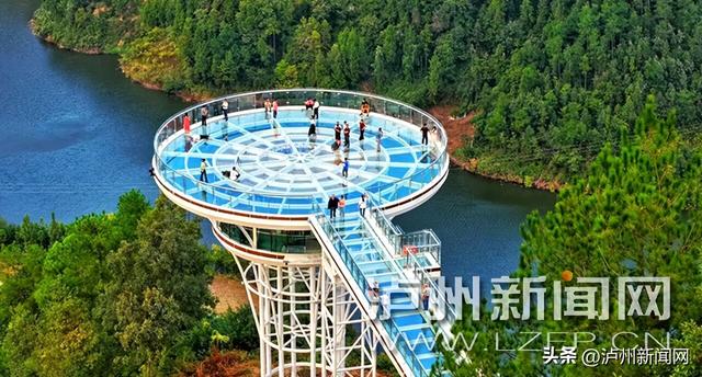 “太刺激了！”古蔺县观文镇千鸟湖景区玻璃观景台成网红新地标