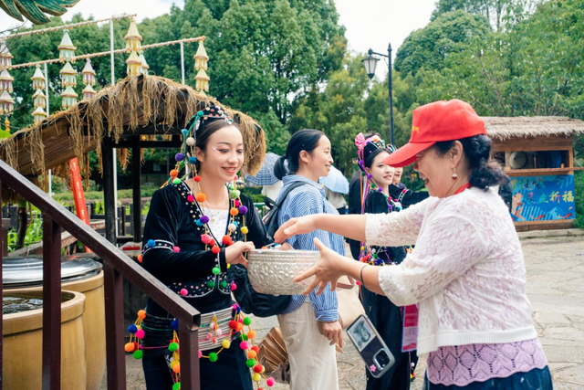 全国劳模代表团赴云南民族村参观考察