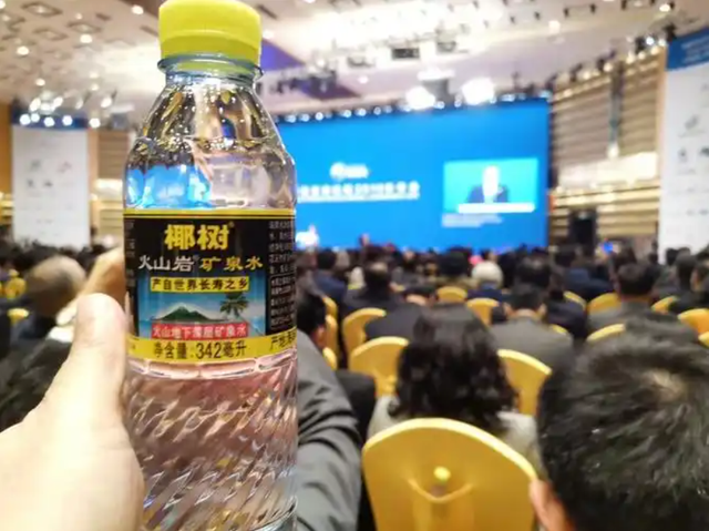 央视国宴上的那瓶水火了！不是娃哈哈，更不是农夫山泉